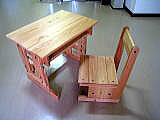 木製の机とイス